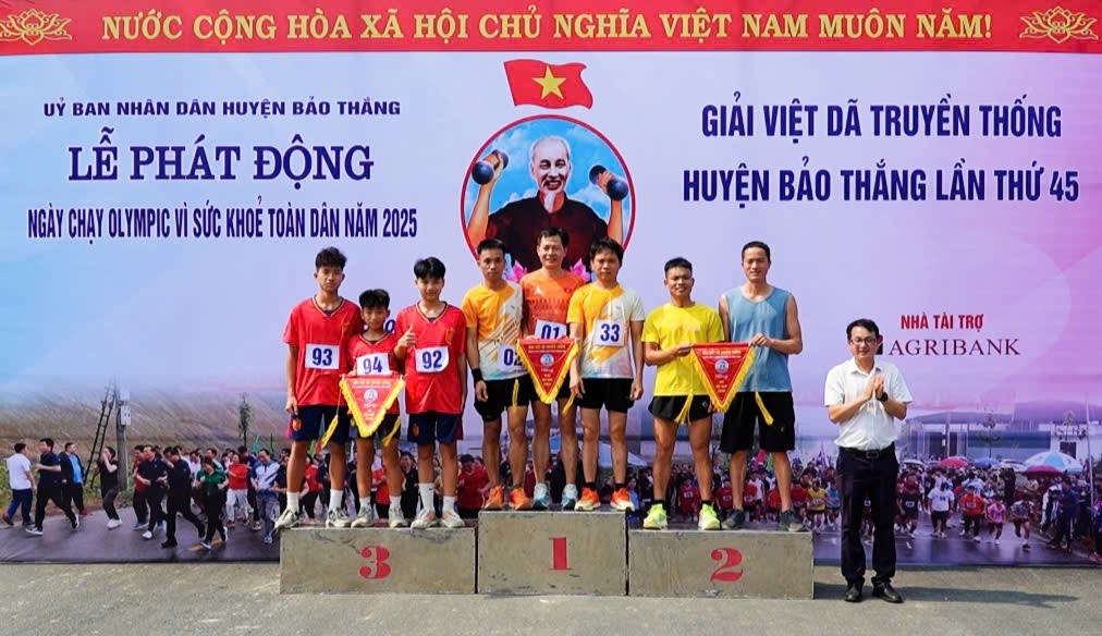 Trao giải cho các vận động viên và đoàn vận động viên. vdv-nam-chinh.jpg