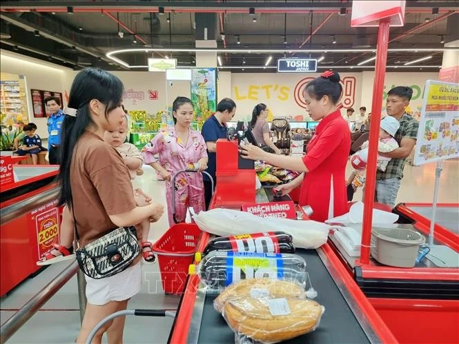 Thanh toán không dùng tiền mặt thông qua hình thức trực tuyến tại siêu thị ở thành phố Phan Rang - Tháp Chàm. Ảnh minh họa: Nguyễn Thành/TTXVN