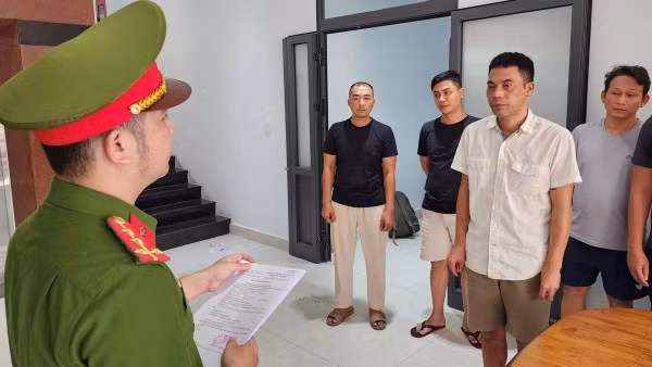 Cơ quan CSĐT Công an quận Hải Châu thực hiện lệnh bắt giữ Nguyễn Duy Khanh (áo trắng).