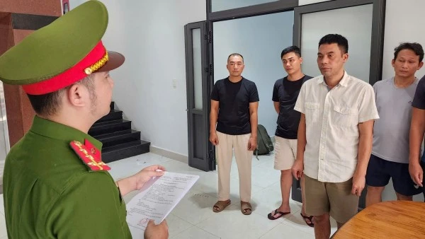 Cơ quan CSĐT Công an quận Hải Châu thực hiện lệnh bắt giữ Nguyễn Duy Khanh (áo trắng).