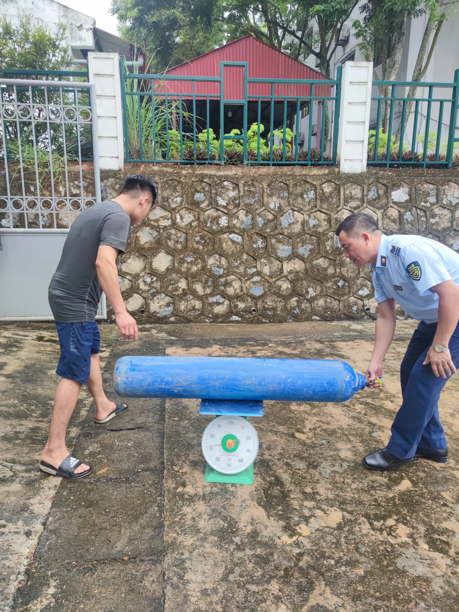 Ảnh 2. Lực lượng chức năng kiểm tra lô hàng .jpg