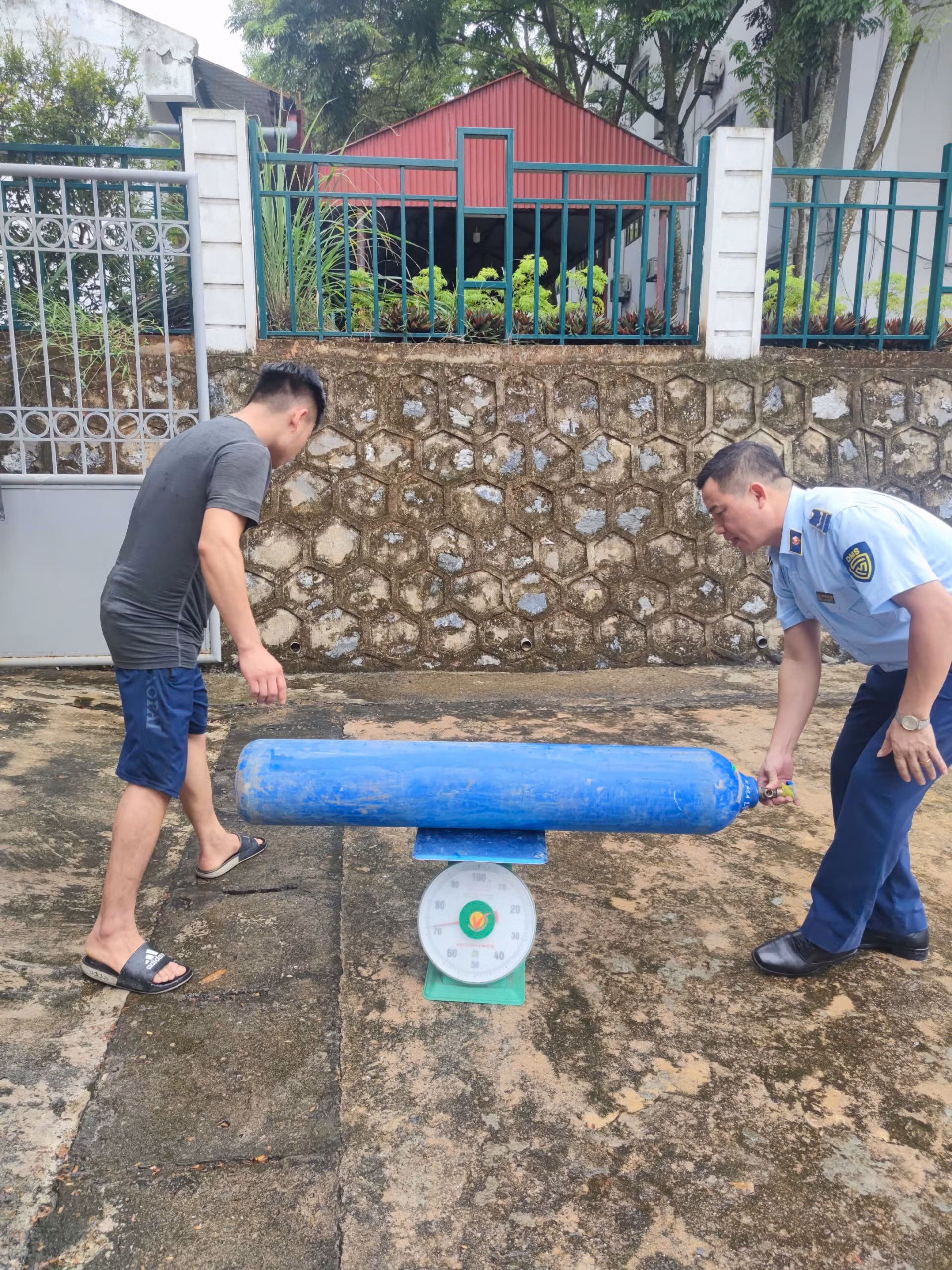 Ảnh 2. Lực lượng chức năng kiểm tra lô hàng .jpg