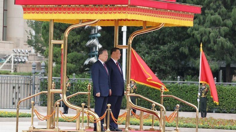 Tổng Bí thư, Chủ tịch nước Tô Lâm và Tổng Bí thư, Chủ tịch nước Trung Quốc Tập Cận Bình trên bục danh dự, nghe quân nhạc cử Quốc thiều hai nước. Ảnh: Trí Dũng – TTXVN vna-potal-le-don-tong-bi-thu-chu-tich-nuoc-to-lam-va-phu-nhan-tham-cap-nha-nuoc-toi-trung-quoc-7544972-9793-4376-7939.jpg