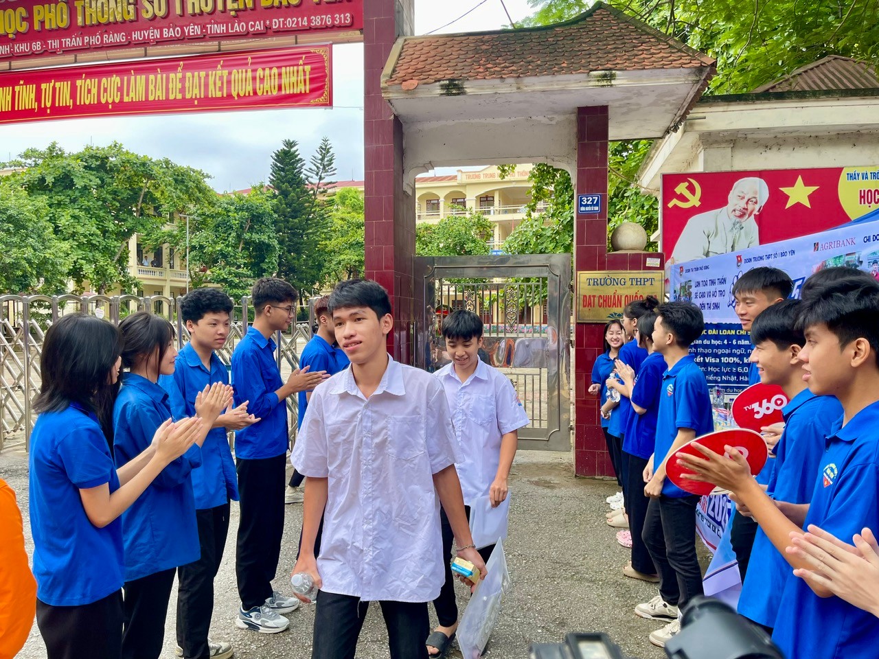 Những thí sinh đầu tiên ra khỏi phòng thi tại điểm thi số 1. Những thí sinh đầu tiên ra khỏi phòng thi tại điểm thi số 1.