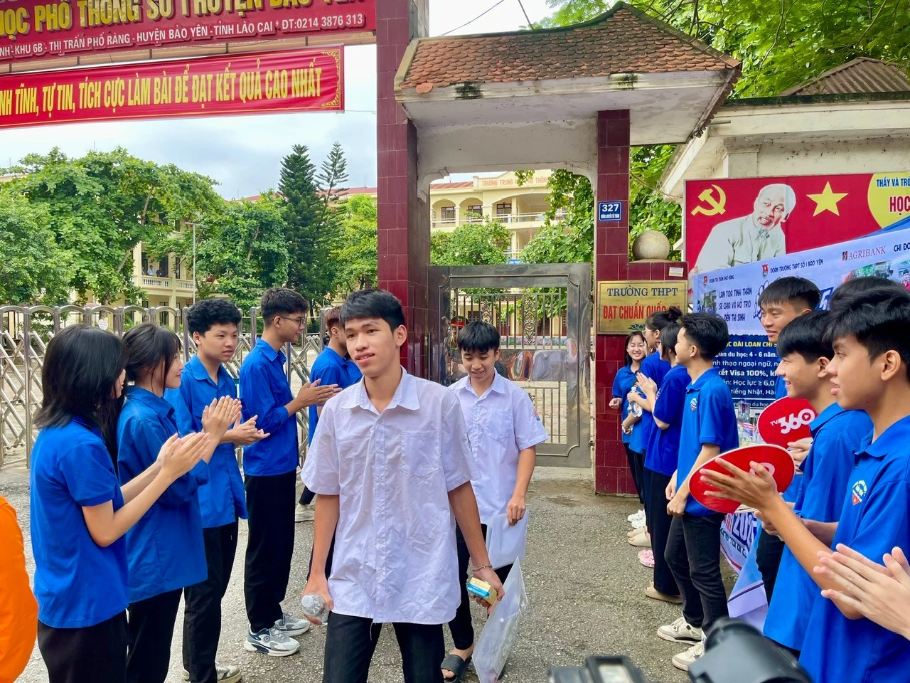 Những thí sinh đầu tiên ra khỏi phòng thi tại điểm thi số 1.