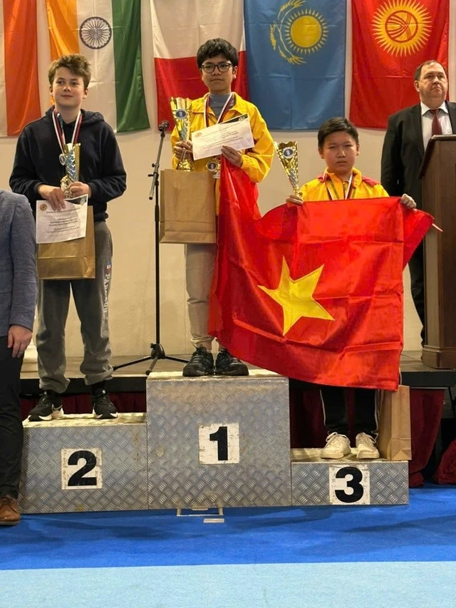 Khương Duy và Nguyễn Nam Kiệt nhận huy chương cờ nhanh U14