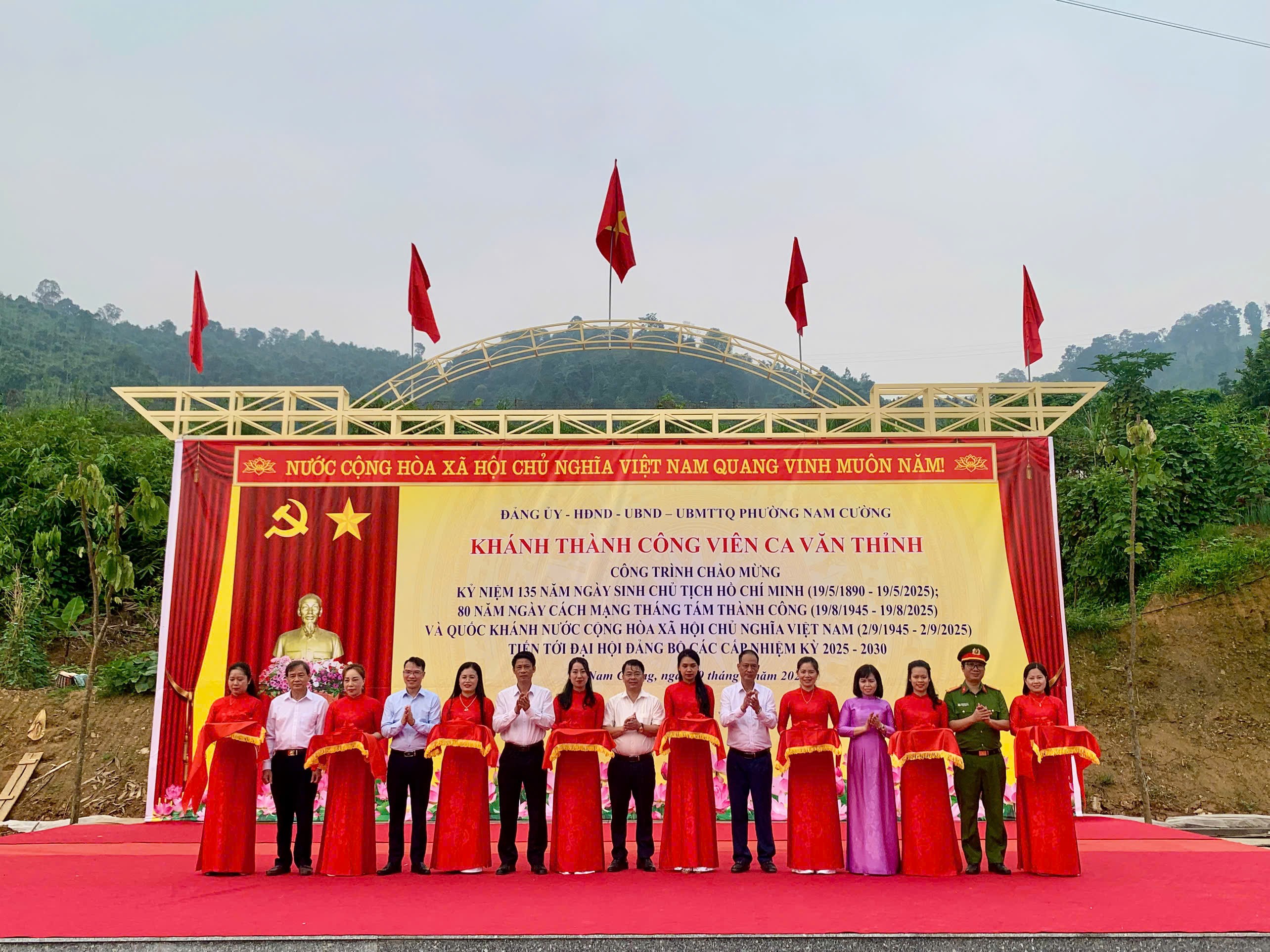 Các đại biểu cắt băng khánh thành công trình. z6583150563399-51c4658e3739c91f473ce6a1ff648739.jpg