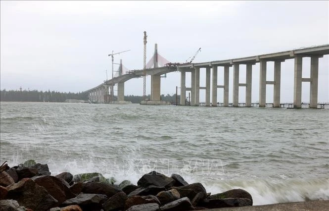 Dự án tuyến đường bộ ven biển đi qua thành phố Huế và cầu qua cửa biển Thuận An. Ảnh: Vũ Sinh/TTXVN