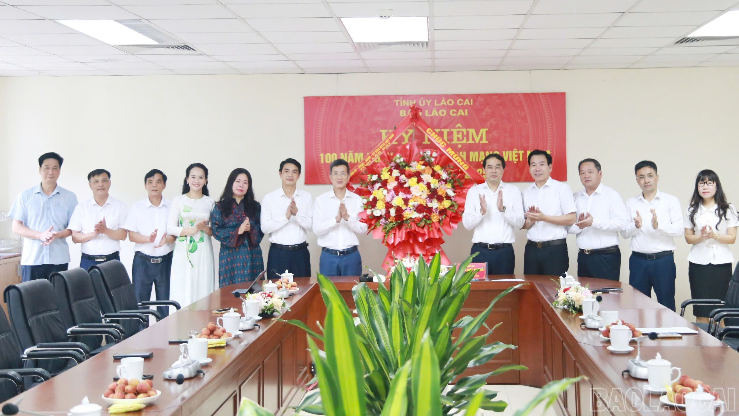 Lãnh đạo tỉnh tặng hoa chúc mừng Báo Lào Cai nhân kỷ niệm 100 năm Ngày Báo chí Cách mạng Việt Nam (21/6/1925 - 21/6/2025). baolaocai-br_z6696669092480-21c81de73b4a9903c9f75087ade8c641.jpg