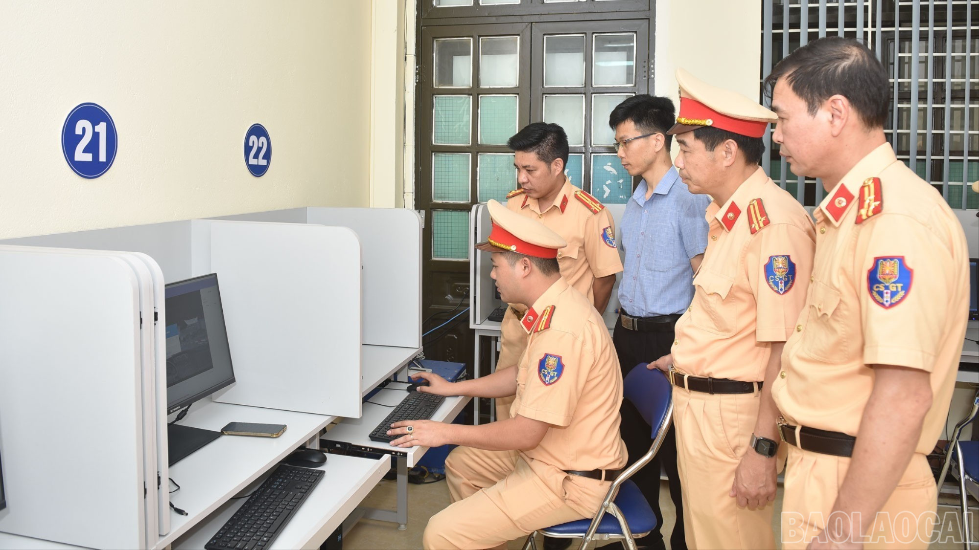 Lãnh đạo Phòng Cảnh sát giao thông phối hợp với Trung tâm Đào tạo và Sát hạch lái xe cơ giới đường bộ kiểm tra hệ thống thi lý thuyết. baolaocai-br_sh1-38.jpg