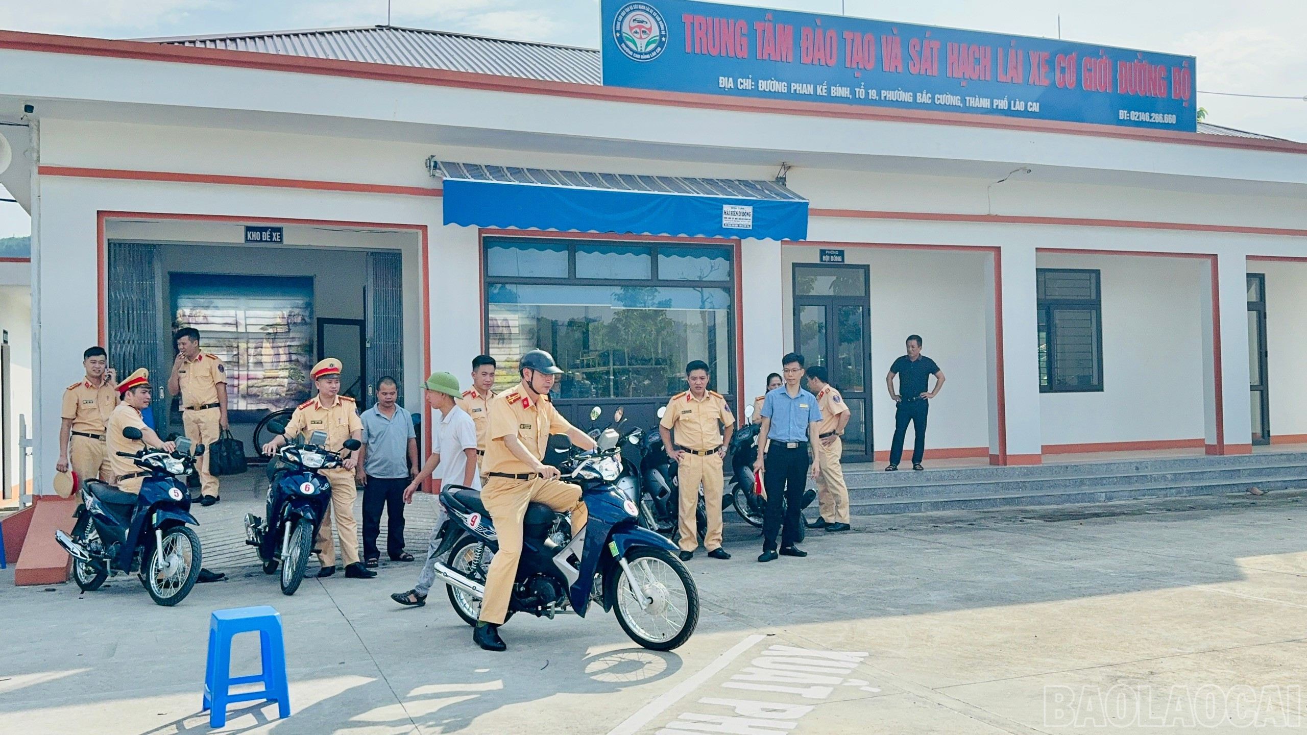 Kiểm tra sân sát hạch xe mô tô hạng A1. baolaocai-br_anh-4-lanh-dao-phong-canh-sat-giao-thong-phoi-hop-cung-trung-tam-sat-hach-lai-xe-co-gioi-duong-bo-kiem-tra-san-sat-hach-xe-mo-to-hang-a1-2.jpg