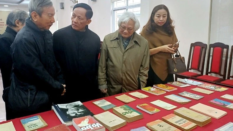 Trưng bày tác phẩm của nhà văn Nguyễn Đình Thi.