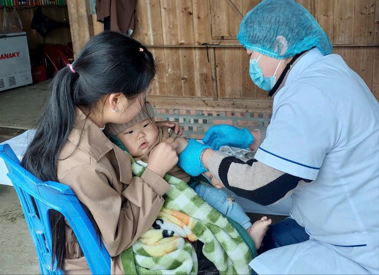 phan-cong-can-bo-y-te-den-tan-nha-tham-kham-va-tiem-phong-cho-tre-theo-cac-nhom-tuoi-trong-anh-tiem-vac-xin-phong-benh-soi-cho-tre-tai-xa-lien-minh-8312.jpg