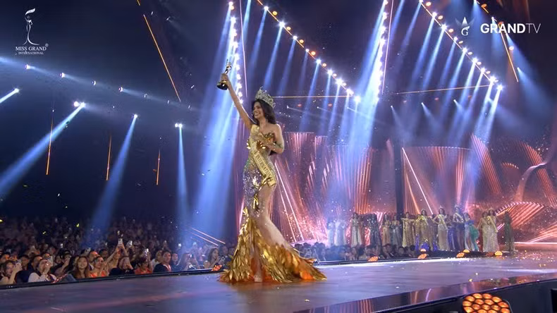 Tân hoa hậu trong những bước đi đầu tiên trên cương vị mới. (Ảnh chụp màn hình)