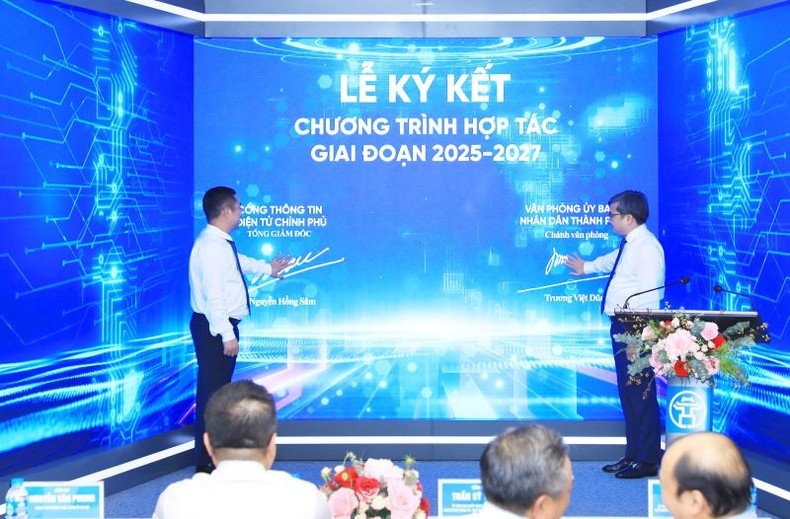 Lãnh đạo Văn phòng Ủy ban nhân dân thành phố Hà Nội và Cổng Thông tin điện tử Chính phủ thực hiện nghi thức ký kết chương trình phối hợp công tác giữa hai cơ quan. Lãnh đạo Văn phòng Ủy ban nhân dân thành phố Hà Nội và Cổng Thông tin điện tử Chính phủ thực hiện nghi thức ký kết chương trình phối hợp công tác giữa hai cơ quan.