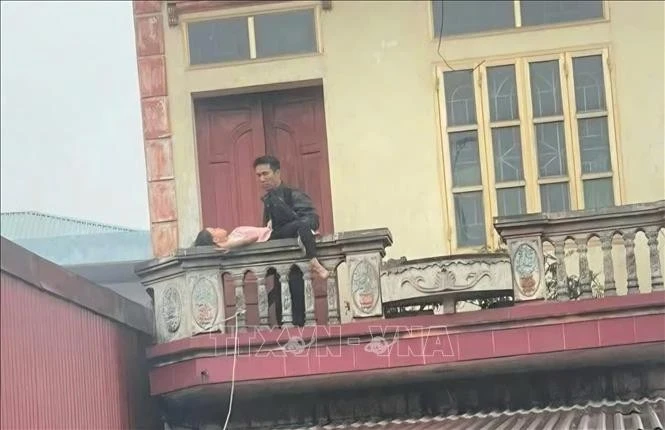 Đối tượng Phan Văn Tuấn đang khống chế cháu bé làm con tin.