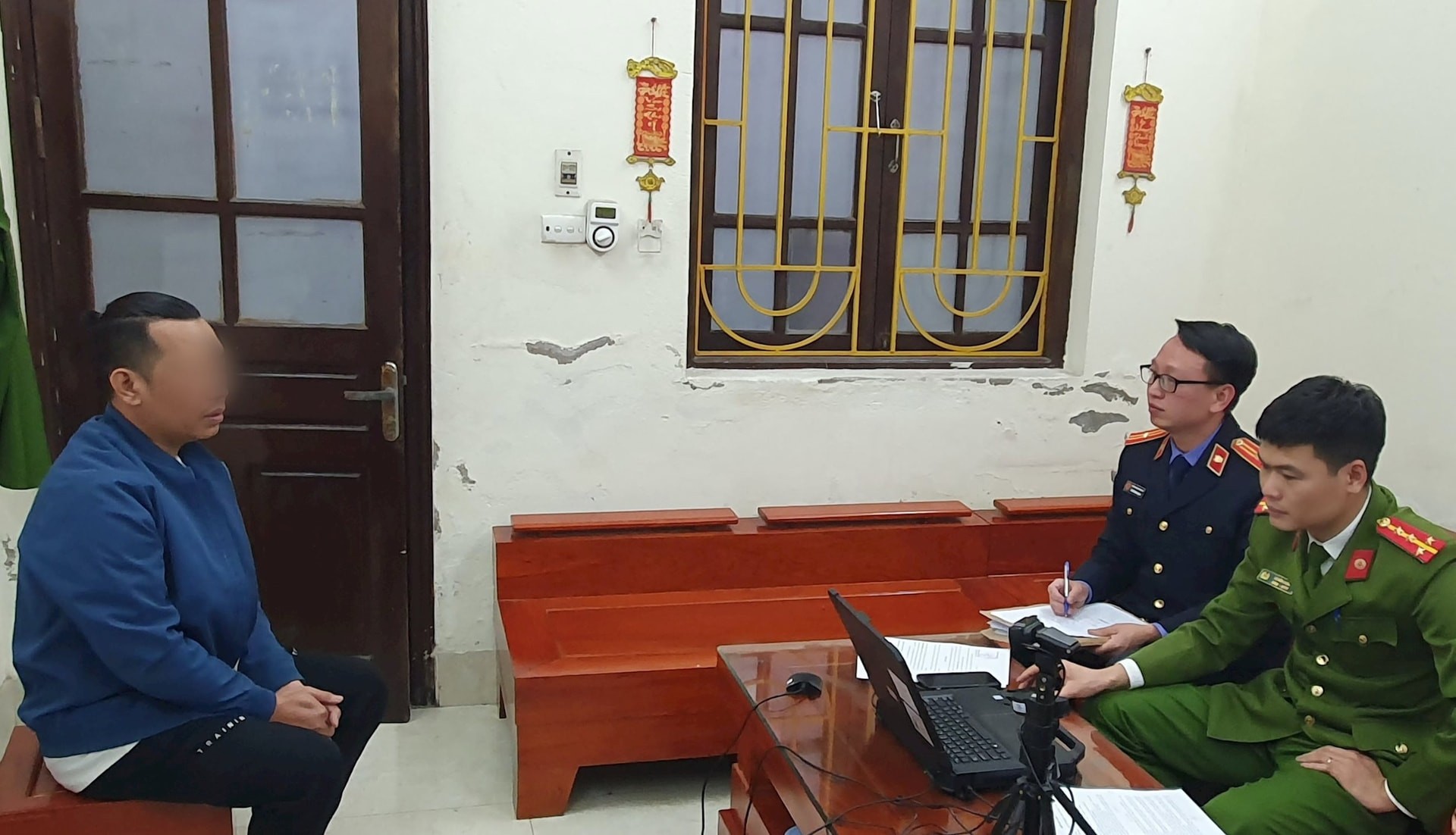Hoàng Đình Tuấn làm việc với cơ quan chức năng. Ảnh: Công lý tuanphoma-57183.jpg