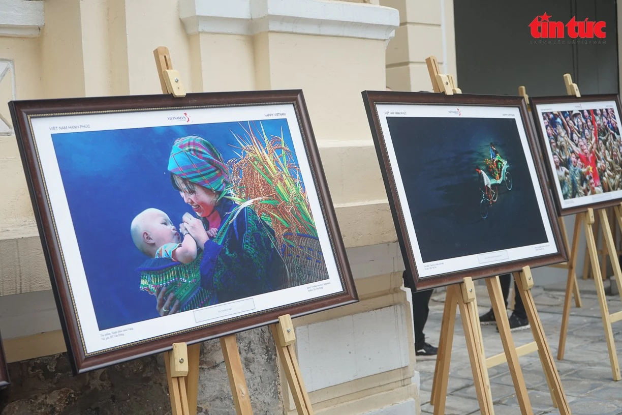 Những bức ảnh ghi lại khoảnh khắc hạnh phúc được trưng bày tại Lễ phát động.