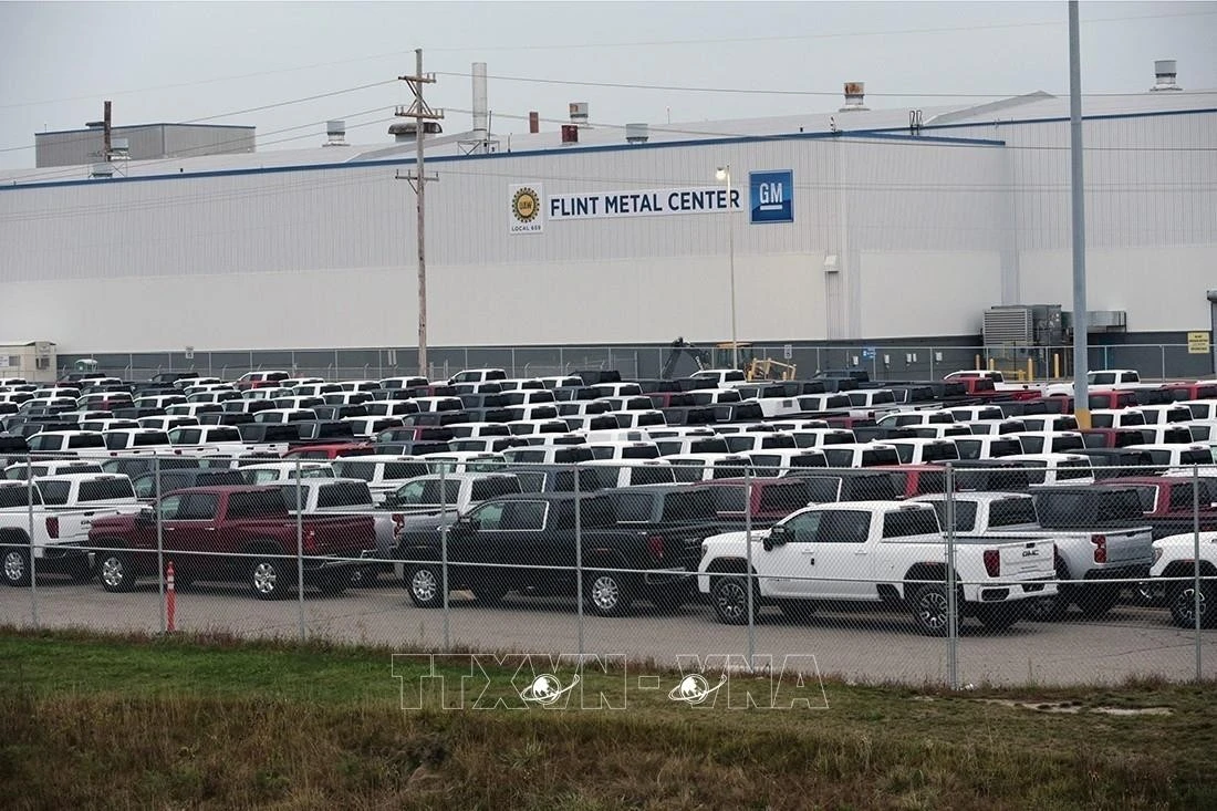 Xe ô tô mới sản xuất của hãng General Motors bên ngoài nhà máy ở Flint, bang Michigan (Mỹ). Ảnh: Getty Images/TTXVN