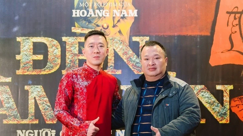 Đạo diễn Hoàng Nam (trái) tại buổi ra mắt phim.