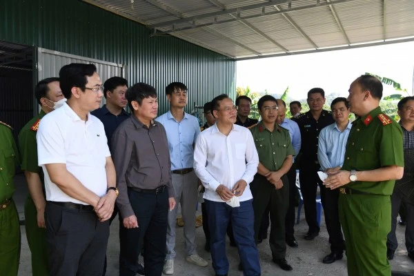 Trung tướng Nguyễn Văn Long, Thứ trưởng, Thủ trưởng Cơ quan CSĐT Bộ Công an kiểm tra khu vực sản xuất ma túy tổng hợp.