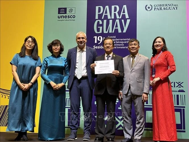 Trợ lý Tổng Giám đốc về văn hoá trao Bằng ghi danh "Lễ hội vía Bà Chúa Xứ núi Sam" là Di sản văn hóa phi vật thể đại diện của nhân loại cho đại diện của Việt Nam. Ảnh: TTXVN phát