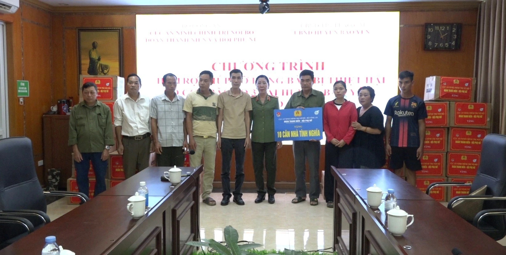 Tặng 10 căn nhà tình nghĩa cho 10 hộ gia đình bị sập mất nhà hoàn toàn..jpg