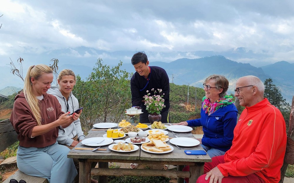 Du khách nước ngoài trải nghiệm tại A Su Homestay, huyện Mù Cang Chải. 350225-truyenthong-dulich.jpg