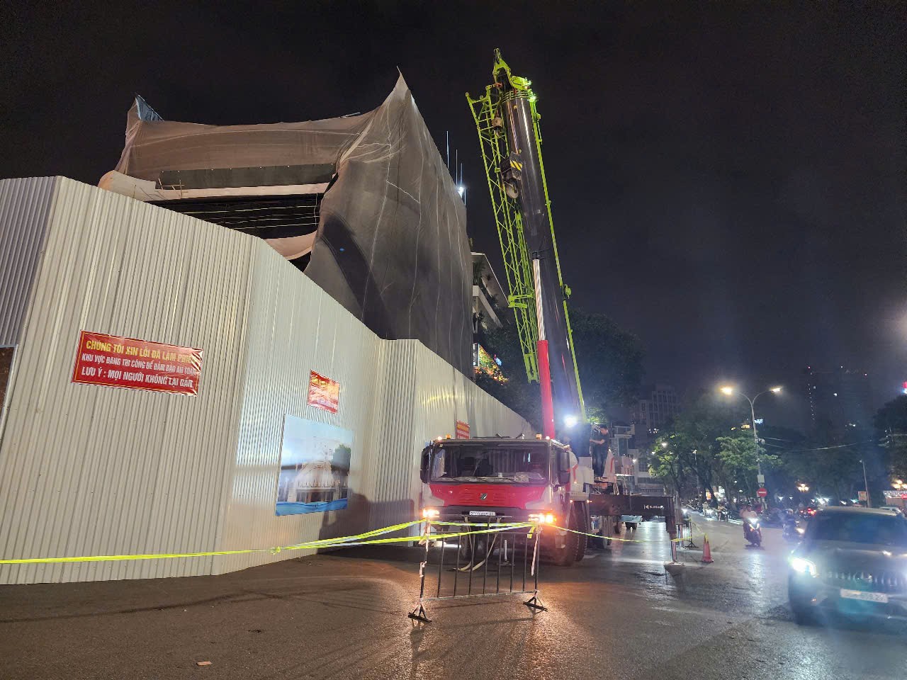 Trang thiết bị được huy động tới hiện trường để phá dỡ tòa nhà. Trang thiết bị được huy động tới hiện trường để phá dỡ tòa nhà.