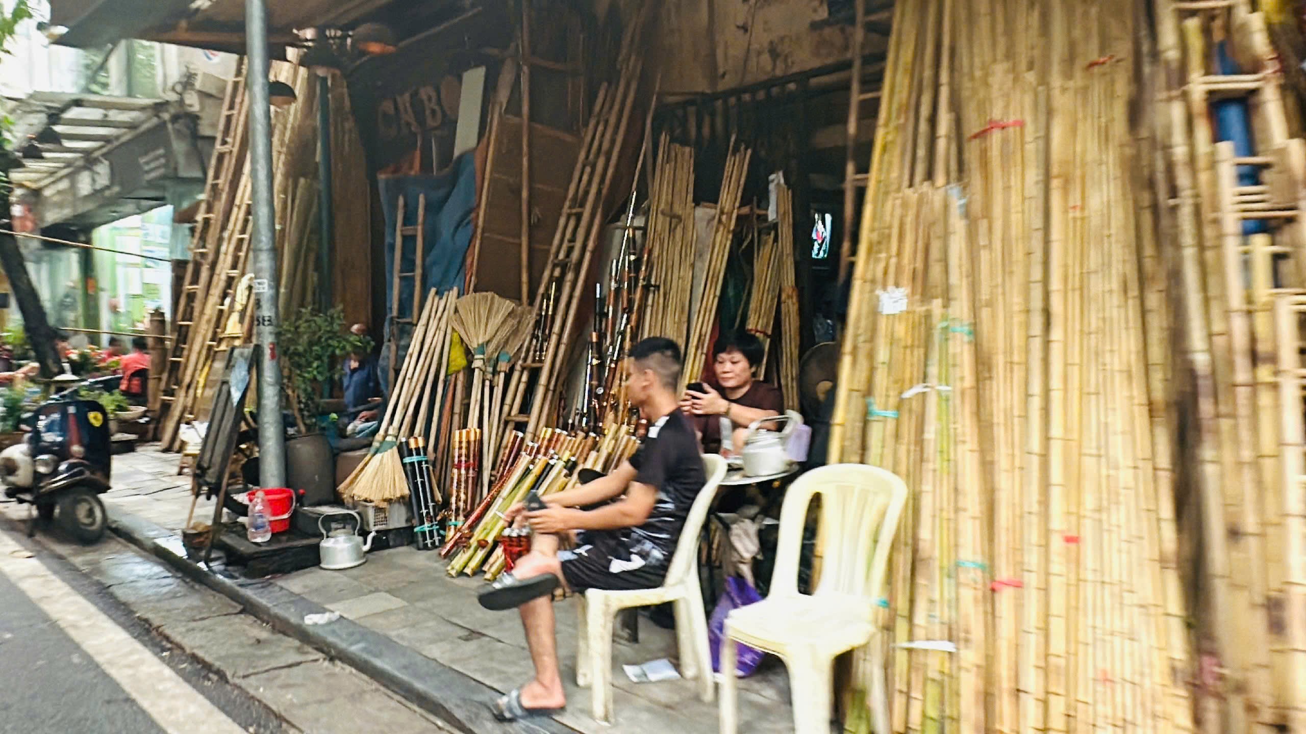 Hàng Vải bày bán những sản phẩm tre độc đáo. z6421417388391-c70913f4698441efd0978f701acb0c9a.jpg