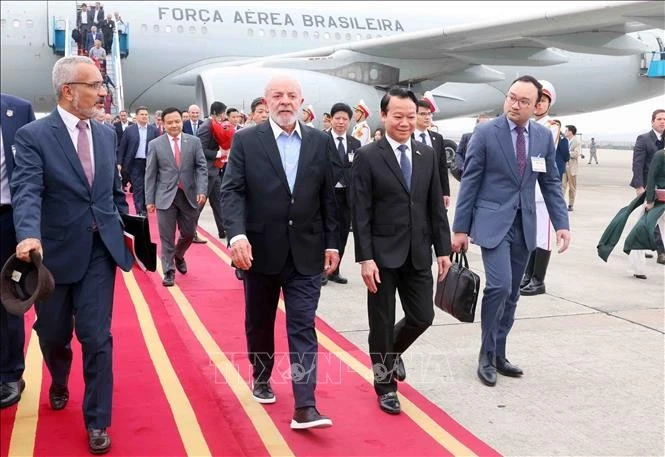 Bộ trưởng Bộ Nông nghiệp và Môi trường Đỗ Đức Duy đón Tổng thống Brazil Luiz Inácio Lula da Silva tại Sân bay quốc tế Nội Bài, Hà Nội. Ảnh: Phạm Kiên/TTXVN