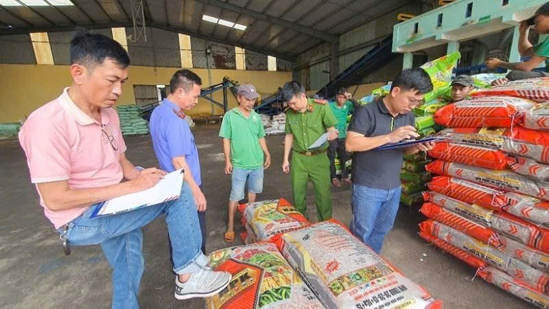 Cơ quan chức năng kiểm tra, thống kê số lượng phân bón giả tại kho của Công ty cổ phần thương mại phân bón Nam Dương. 84da3340bdc10f9f56d0-3592-6422.jpg