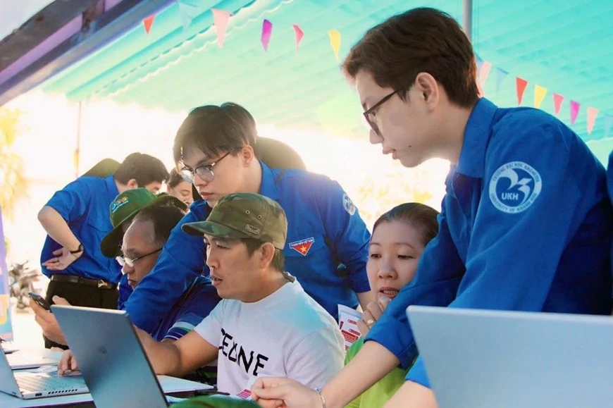 Tuổi trẻ Khánh Hòa tuyên truyền, hướng dẫn người dân trải nghiệm công nghệ số.