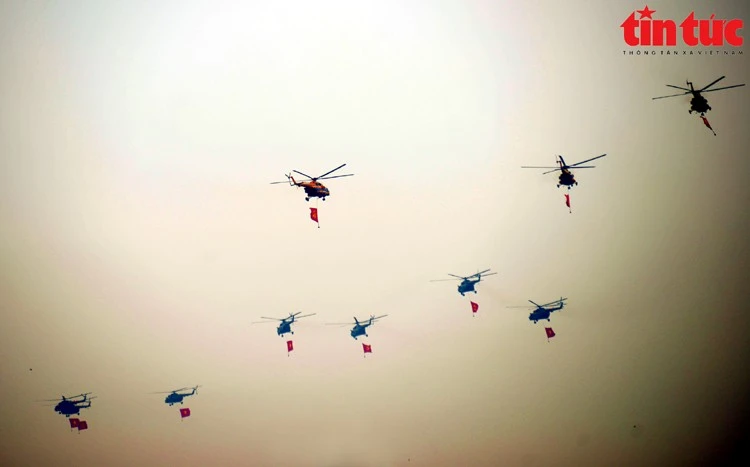 Mở đầu chương trình là màn trình diễn bay của đội hình 10 trực thăng kéo theo Quốc kỳ và cờ Đảng lướt qua lễ đài
