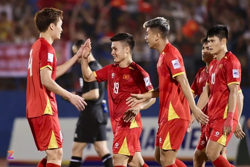 Các tuyển thủ Việt Nam mừng bàn thắng vào lưới tuyển Lào. Ảnh: Znews