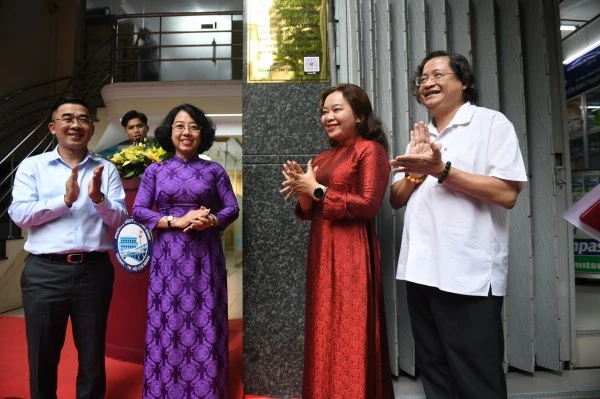 Lãnh đạo Sở Văn hóa và Thể thao TP Hồ Chí Minh, UBND phường Nguyễn Thái Bình ra mắt bảng hiệu Di tích lịch sử cấp quốc gia “Trụ sở Báo Le Peuple và Báo Dân Chúng”.