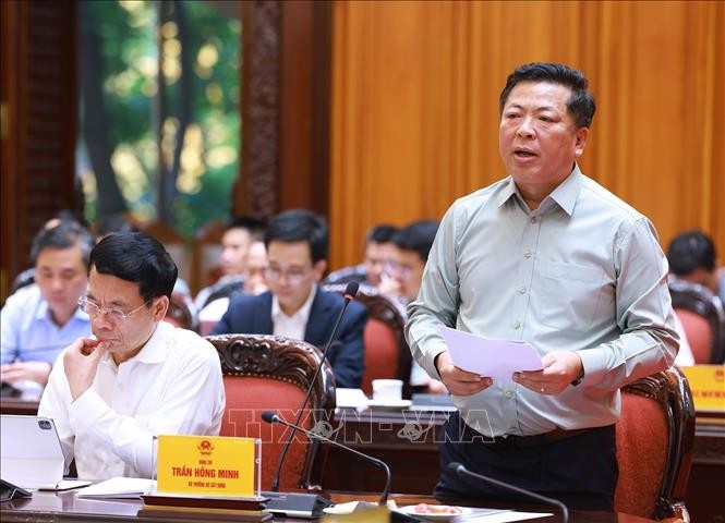 Bộ trưởng Bộ Xây dựng Trần Hồng Minh báo cáo tình hình triển khai tuyến đường sắt trọng điểm. Ảnh: Dương Giang/TTXVN Bộ trưởng Bộ Xây dựng Trần Hồng Minh báo cáo tình hình triển khai tuyến đường sắt trọng điểm. Ảnh: Dương Giang/TTXVN