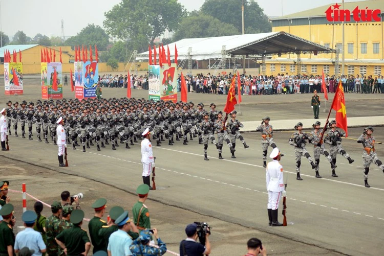 Các khối lần lượt đi qua lễ đài.