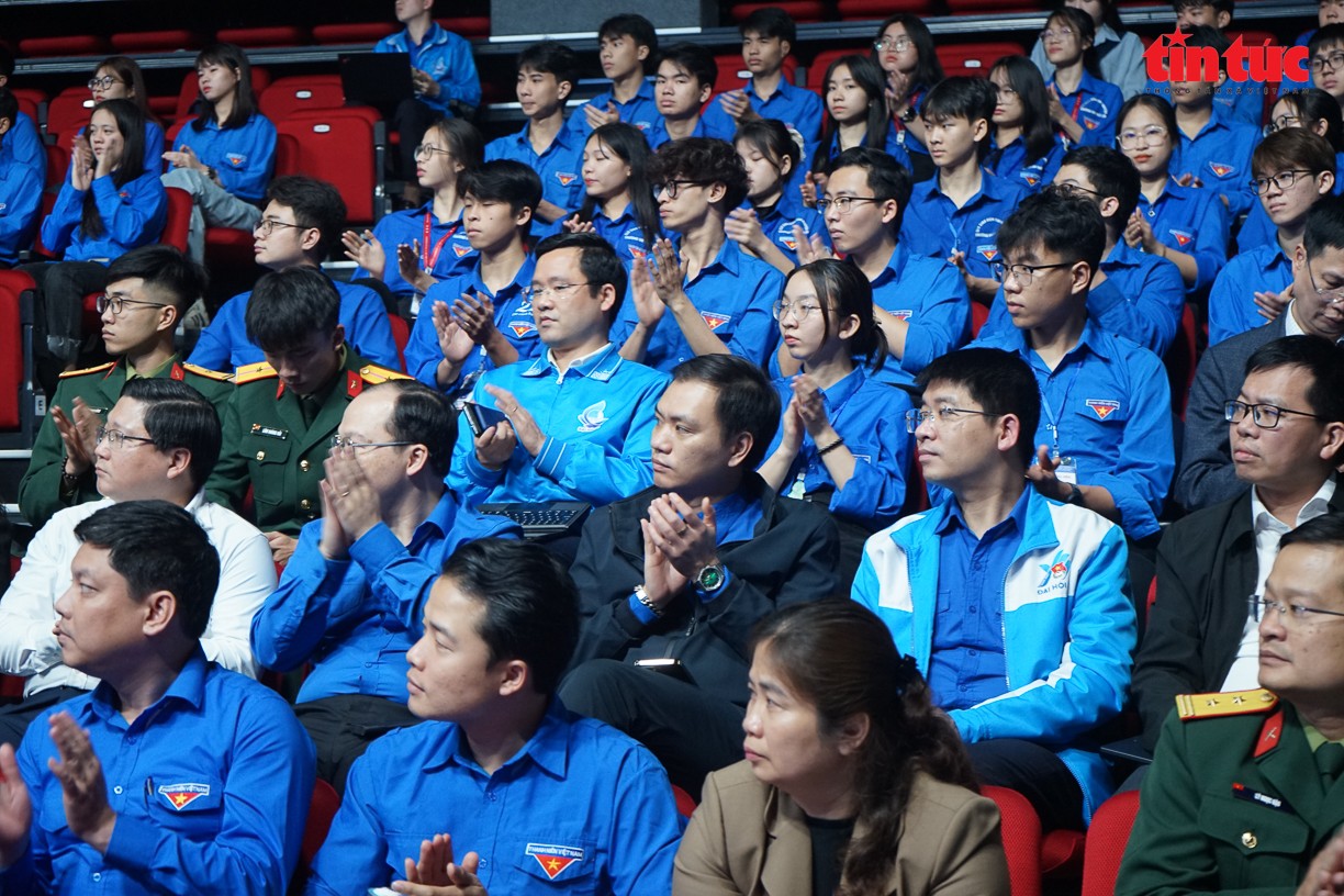 Các đoàn viên, thanh niên tham dự trực tiếp tại diễn đàn. Các đoàn viên, thanh niên tham dự trực tiếp tại diễn đàn.