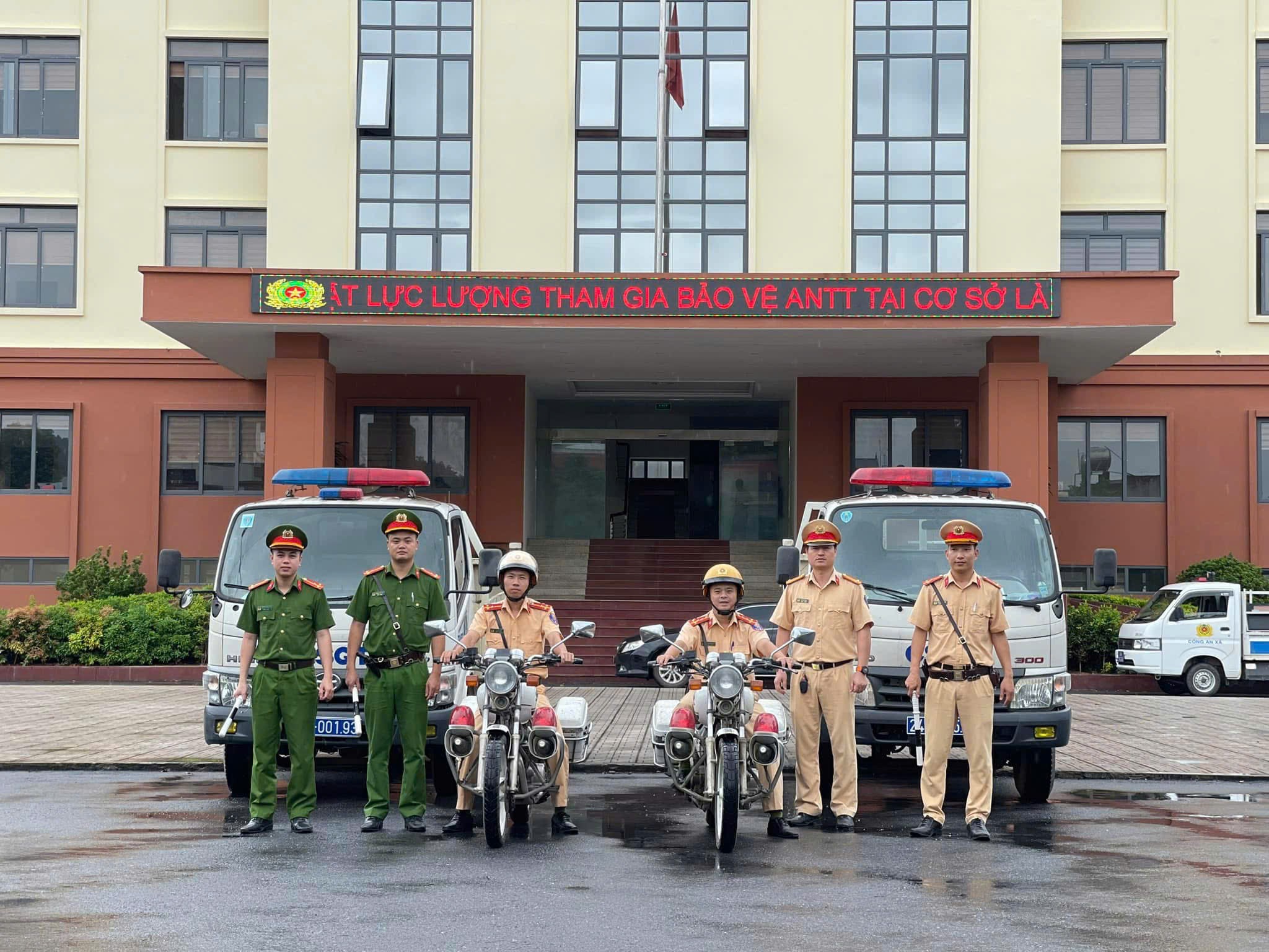 Traffic police force mobilized to ensure traffic safety and support exam season. anh-1-luc-luong-canh-sat-giao-thong-ra-quan-dam-bao-atgt-va-tiep-suc-mua-thi-2.jpg