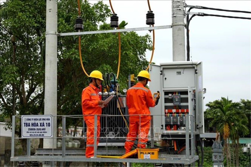 Công nhân Tổng Công ty Điện lực TP Hà Nội vận hành cung cấp điện cho các phụ tải trên địa bàn. Ảnh minh họa: Ngọc Hà/TTXVN Công nhân Tổng Công ty Điện lực TP Hà Nội vận hành cung cấp điện cho các phụ tải trên địa bàn. Ảnh minh họa: Ngọc Hà/TTXVN