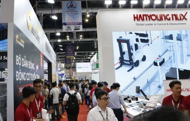 Triển lãm với quy mô rộng lớn,gian hàng trưng bày hiện đại thu hút khách trong nước và quốc tế. (Ảnh: Khánh Ly/Vietnam+)