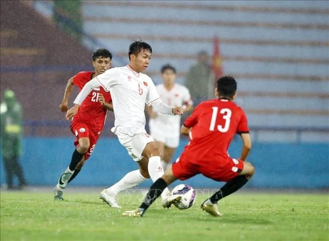 Pha tranh bóng quyết liệt của cầu thủ hai đội. Ảnh: Tạ Toàn/TTXVN