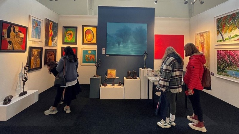 Phòng tranh Hanoi Art House (Anh) trưng bày tranh sơn mài, sơn dầu của các họa sĩ Thành Chương, Phương Bình, Bùi Trọng Dư, Hoàng Đức Dũng, Lê Thanh Sơn, Dương Sen. viet-nam-hoi-cho-nghe-thuat-london-882-2568-3600.jpg