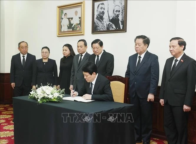 Chủ tịch nước Lương Cường ghi sổ tang nguyên Chủ tịch Đảng Nhân dân Cách mạng Lào, nguyên Chủ tịch nước Lào Khamtay Siphandone. Ảnh: Lâm Khánh/TTXVN