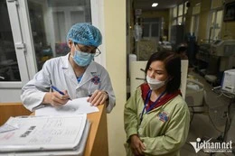 Bác sĩ Bệnh viện K cơ sở 3 (Tân Triều, Hà Nội), đơn vị được xếp cấp chuyên sâu, trao đổi thông tin với người nhà bệnh nhân ung thư. Ảnh: Thạch Thảo