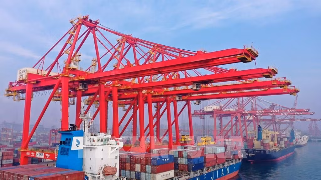 Cảng ở tỉnh Sơn Đông, Trung Quốc. Ảnh: THX/TTXVN