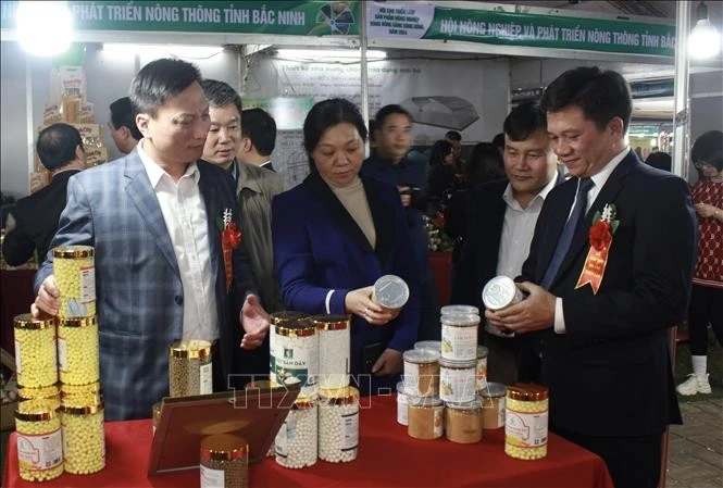 Đại biểu tham quan hội chợ.