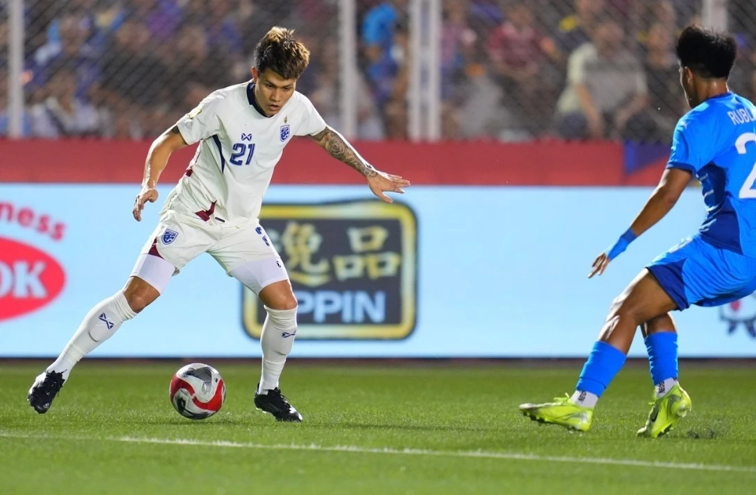 Thái Lan (áo trắng) chơi bế tắc trước chủ nhà. Ảnh: Changsuek.