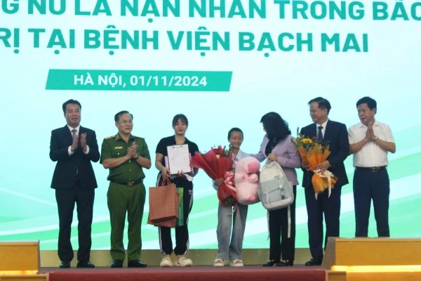 Bộ trưởng Bộ Y tế Đào Hồng Lan, lãnh đạo Bệnh viện Bạch Mai và các ban, ngành chúc mừng bé gái Làng Nủ xuất viện.
